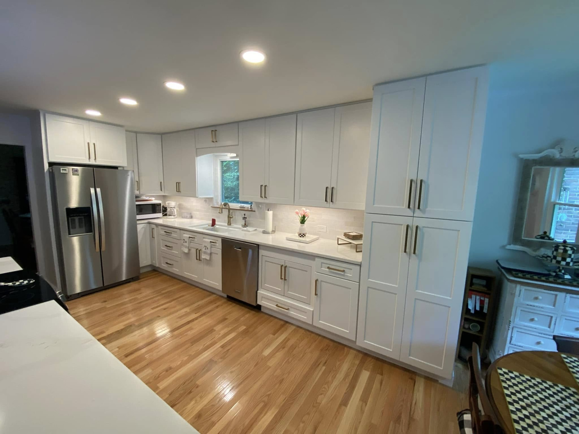 White shaker kitchen cabinets with gold hardware